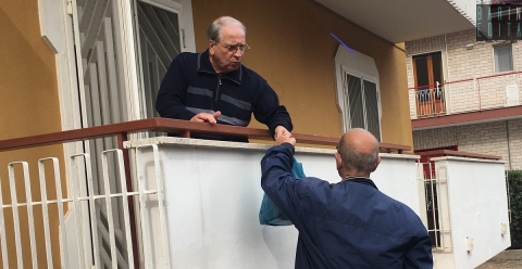 La mensa dei poveri chiude ma Amedeo non si ferma: «Consegno il cibo dal mio balcone»